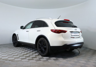 Подержанный автомобиль Infiniti QX70 2013 года (8 фото)