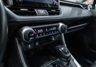 Подержанный автомобиль Toyota RAV4 2021 года (20 фото)