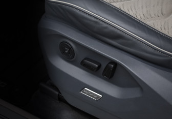 Подержанный автомобиль Volkswagen Touareg 2021 года (25 фото)