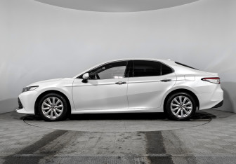 Подержанный автомобиль Toyota Camry Sedan 2019 года (8 фото)