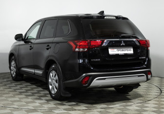 Подержанный автомобиль Mitsubishi Outlander 2019 года (7 фото)