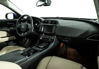 Подержанный автомобиль Jaguar XE 2016 года (9 фото)