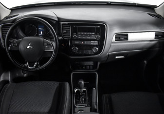 Подержанный автомобиль Mitsubishi Outlander 2017 года (14 фото)