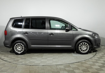 Подержанный автомобиль Volkswagen Touran 2010 года (4 фото)