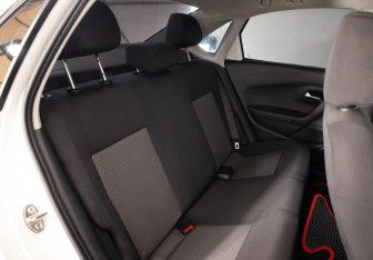 Подержанный автомобиль Volkswagen Polo Sedan 2014 года (14 фото)