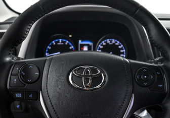 Подержанный автомобиль Toyota RAV4 2017 года (17 фото)