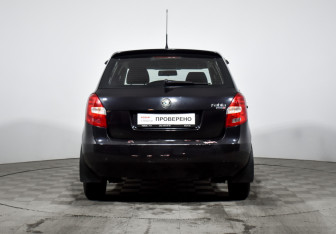 Подержанный автомобиль Skoda Fabia Hatchback 2010 года (6 фото)