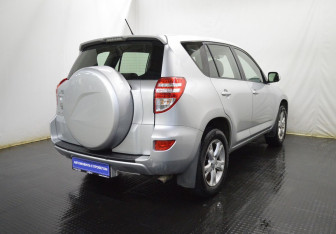 Подержанный автомобиль Toyota RAV4 2009 года (5 фото)