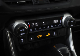 Подержанный автомобиль Toyota RAV4 2021 года (16 фото)