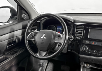 Подержанный автомобиль Mitsubishi Outlander 2013 года (15 фото)