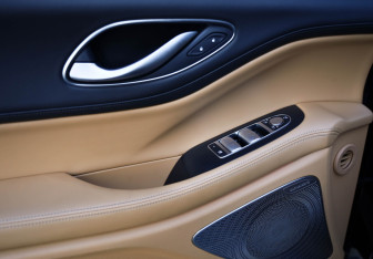 Подержанный автомобиль Voyah Dream 2023 года (27 фото)