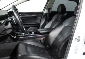 Подержанный автомобиль Kia K5 2022 года (18 фото)