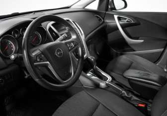 Подержанный автомобиль Opel Astra Hatchback 2011 года (9 фото)