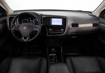 Подержанный автомобиль Mitsubishi Outlander 2020 года (9 фото)