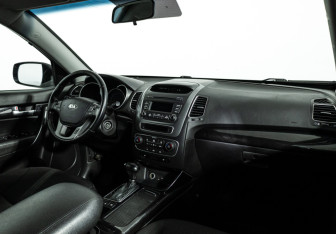 Подержанный автомобиль Kia Sorento 2016 года (9 фото)