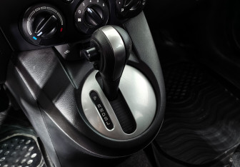 Подержанный автомобиль Mazda 2 Hatchback 2012 года (11 фото)