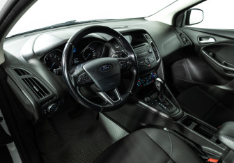 Подержанный автомобиль Ford Focus Hatchback 2017 года (11 фото)