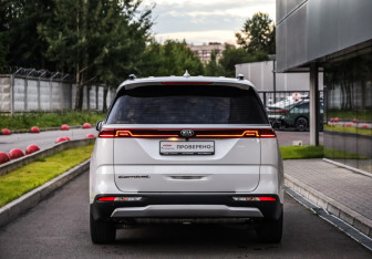 Подержанный автомобиль Kia Carnival 2021 года (7 фото)