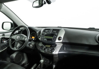 Подержанный автомобиль Toyota RAV4 2011 года (9 фото)