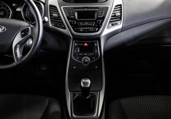 Подержанный автомобиль Hyundai Elantra Sedan 2015 года (12 фото)