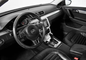 Подержанный автомобиль Volkswagen Passat Sedan 2011 года (9 фото)