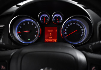 Подержанный автомобиль Opel Astra Hatchback 2012 года (17 фото)