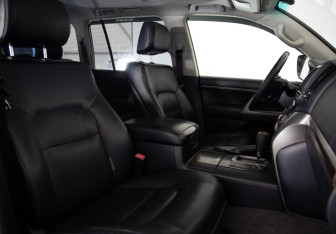 Подержанный автомобиль Toyota Land Cruiser Suv 2011 года (11 фото)