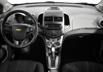 Подержанный автомобиль Chevrolet Aveo Sedan 2014 года (13 фото)