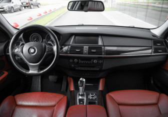 Подержанный автомобиль BMW X6 2013 года (14 фото)