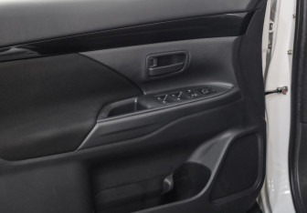 Подержанный автомобиль Mitsubishi Outlander 2019 года (17 фото)