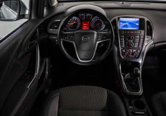 Подержанный автомобиль Opel Astra Hatchback 2011 года (11 фото)