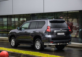 Подержанный автомобиль Toyota Land Cruiser Prado 2019 года (8 фото)