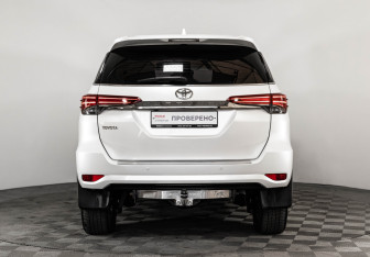 Подержанный автомобиль Toyota Fortuner 2018 года (8 фото)