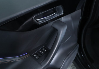 Подержанный автомобиль Jaguar F-Pace 2016 года (11 фото)