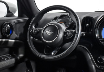 Подержанный автомобиль MINI Countryman 2020 года (15 фото)