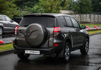 Подержанный автомобиль Toyota RAV4 2010 года (6 фото)