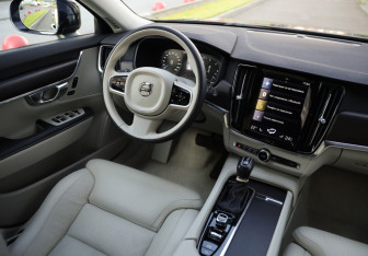 Подержанный автомобиль Volvo V90 Cross Country 2017 года (10 фото)