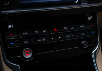 Подержанный автомобиль Jaguar XE 2015 года (15 фото)