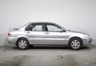 Подержанный автомобиль Mitsubishi Lancer Sedan 2005 года (4 фото)