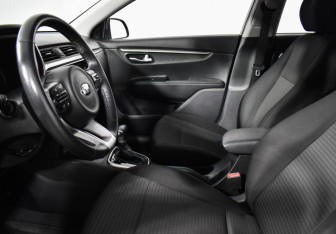 Подержанный автомобиль Kia Rio Hatchback 2021 года (10 фото)