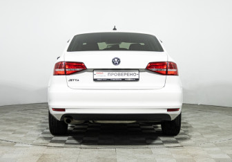 Подержанный автомобиль Volkswagen Jetta Sedan 2015 года (6 фото)