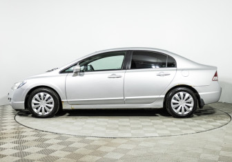 Подержанный автомобиль Honda Civic Sedan 2008 года (8 фото)
