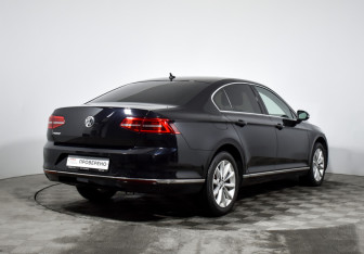 Подержанный автомобиль Volkswagen Passat Sedan 2018 года (5 фото)