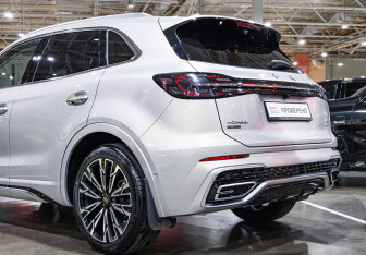 Подержанный автомобиль Hongqi HS5 2024 года (11 фото)