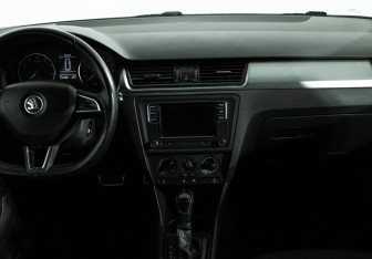 Подержанный автомобиль Skoda Rapid Liftback 2015 года (14 фото)