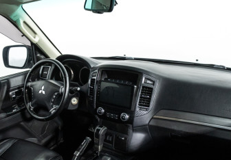 Подержанный автомобиль Mitsubishi Pajero 2015 года (9 фото)
