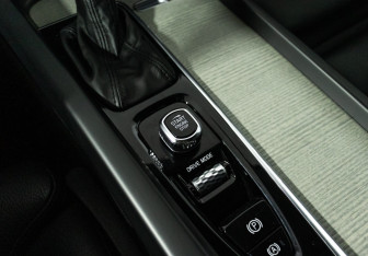 Подержанный автомобиль Volvo XC60 2019 года (19 фото)