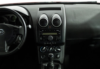 Подержанный автомобиль Nissan Qashqai 2007 года (14 фото)