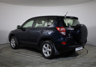 Подержанный автомобиль Toyota RAV4 2012 года (7 фото)