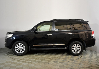 Подержанный автомобиль Toyota Land Cruiser Suv 2015 года (15 фото)